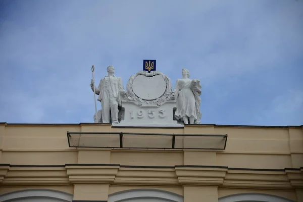 ザポリージャ ウクライナ 2019年3月24日 ザポリージャの建築私はウクライナの歴史的な都市で荷物を待っている駅の人々 — ストック写真