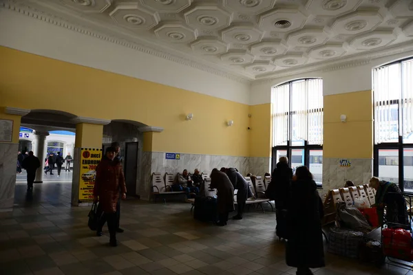 Запорожье Украина Марта 2019 Года Архитектура Запорожья Вокзал Люди Ожидающие — стоковое фото