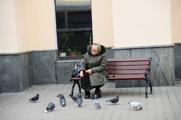 Zaporizhia Ukraine März 2019 Babuschka Füttert Tauben Vor Dem Bahnhof — Stockfoto