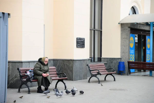 Zaporizhia Ukraine March 2019 Babushka Feeding Pigeons Front Zaporizhzhia Train — Stock Photo, Image