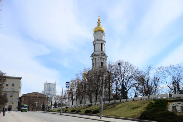 Kharkiv Ukraine 2019年3月29日 ウクライナのハリコフ大聖堂 青い曇り空と葉のない黒い木のシルエットの冬の日 黄金のドーム上の地面からの眺め — ストック写真