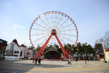GORKY CENTRAL PARK, KHARKIV, UKRAINE - 29 Mart 2019: Gorky Central Park of Kharkov, Ukrayna. Ukrayna 'da dönme dolap en yüksektir..