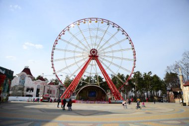 GORKY CENTRAL PARK, KHARKIV, UKRAINE - 29 Mart 2019: Gorky Central Park of Kharkov, Ukrayna. Ukrayna 'da dönme dolap en yüksektir..