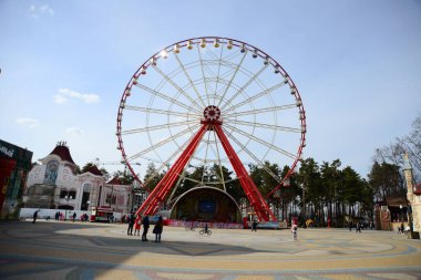 GORKY CENTRAL PARK, KHARKIV, UKRAINE - 29 Mart 2019: Gorky Central Park of Kharkov, Ukrayna. Ukrayna 'da dönme dolap en yüksektir..