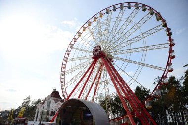 GORKY CENTRAL PARK, KHARKIV, UKRAINE - 29 Mart 2019: Gorky Central Park of Kharkov, Ukrayna. Ukrayna 'da dönme dolap en yüksektir..