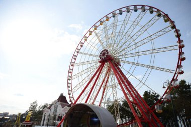 GORKY CENTRAL PARK, KHARKIV, UKRAINE - 29 Mart 2019: Gorky Central Park of Kharkov, Ukrayna. Ukrayna 'da dönme dolap en yüksektir..