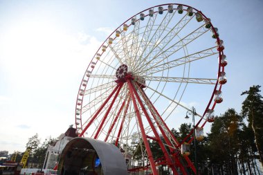 GORKY CENTRAL PARK, KHARKIV, UKRAINE - 29 Mart 2019: Gorky Central Park of Kharkov, Ukrayna. Ukrayna 'da dönme dolap en yüksektir..