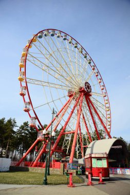 GORKY CENTRAL PARK, KHARKIV, UKRAINE - 29 Mart 2019: Gorky Central Park of Kharkov, Ukrayna. Ukrayna 'da dönme dolap en yüksektir..