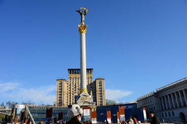 Ukrayna, Kiev - 5 Nisan 2019: Bağımsızlık Meydanı (Maidan Nezalezhnosti) - Kiev 'in ana meydanı, Bağımsızlık Sütunu (Berehynia), Konservatuar ve Khreshchatyk Caddesi.