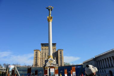 Ukrayna, Kiev - 5 Nisan 2019: Bağımsızlık Meydanı (Maidan Nezalezhnosti) - Kiev 'in ana meydanı, Bağımsızlık Sütunu (Berehynia), Konservatuar ve Khreshchatyk Caddesi.