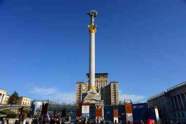 Ukrayna, Kiev - 5 Nisan 2019: Bağımsızlık Meydanı (Maidan Nezalezhnosti) - Kiev 'in ana meydanı, Bağımsızlık Sütunu (Berehynia), Konservatuar ve Khreshchatyk Caddesi.