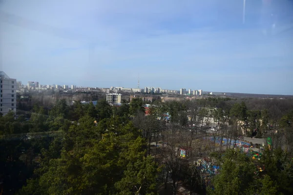 ゴーキー中央公園 ハルキウ ウクライナ 2019年3月29日 ウクライナのハリコフにあるゴーキー文化レジャーセンター公園 ハリコフ市内の観覧車からの眺め 観覧車はウクライナで最も高い — ストック写真