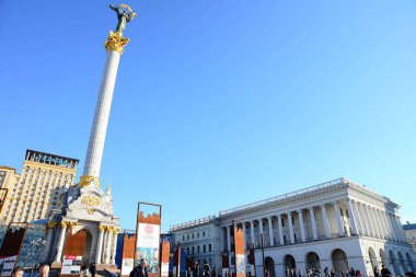 Ukrayna, Kiev - 5 Nisan 2019: Bağımsızlık Meydanı (Maidan Nezalezhnosti) - Kiev 'in ana meydanı, Bağımsızlık Sütunu (Berehynia), Konservatuar ve Khreshchatyk Caddesi.