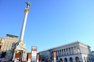 Ukrayna, Kiev - 5 Nisan 2019: Bağımsızlık Meydanı (Maidan Nezalezhnosti) - Kiev 'in ana meydanı, Bağımsızlık Sütunu (Berehynia), Konservatuar ve Khreshchatyk Caddesi.