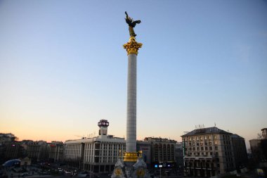 Ukrayna, Kiev - 5 Nisan 2019: Bağımsızlık Meydanı (Maidan Nezalezhnosti) - Kiev 'in ana meydanı, Bağımsızlık Sütunu (Berehynia), Konservatuar ve Khreshchatyk Caddesi.