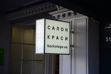 KYIV, UKRAINE - 5 Nisan 2019: Kare White Signboard modeli ve şehir arkaplanındaki yazı ve logo için işaret çerçevesi