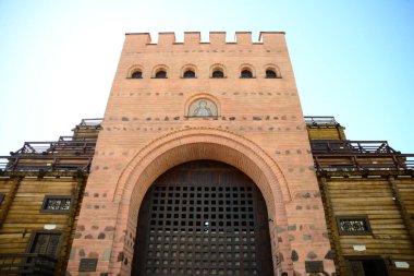 KYIV, UKRAINE - 5 Nisan 2019: Baharda gün doğumunda Kyiv 'in Golden Gate manzarası. Kievan Rus 'un başkenti Kyiv' in ana kapısıydı. Ünlü turistik mekan ve tatil beldesi