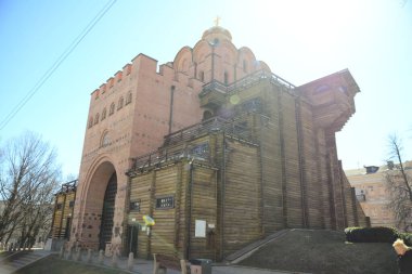 KYIV, UKRAINE - 5 Nisan 2019: Baharda gün doğumunda Kyiv 'in Golden Gate manzarası. Kievan Rus 'un başkenti Kyiv' in ana kapısıydı. Ünlü turistik mekan ve tatil beldesi