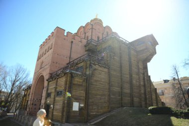 KYIV, UKRAINE - 5 Nisan 2019: Baharda gün doğumunda Kyiv 'in Golden Gate manzarası. Kievan Rus 'un başkenti Kyiv' in ana kapısıydı. Ünlü turistik mekan ve tatil beldesi