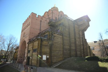 KYIV, UKRAINE - 5 Nisan 2019: Baharda gün doğumunda Kyiv 'in Golden Gate manzarası. Kievan Rus 'un başkenti Kyiv' in ana kapısıydı. Ünlü turistik mekan ve tatil beldesi