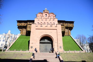 KYIV, UKRAINE - 5 Nisan 2019: Baharda gün doğumunda Kyiv 'in Golden Gate manzarası. Kievan Rus 'un başkenti Kyiv' in ana kapısıydı. Ünlü turistik mekan ve tatil beldesi