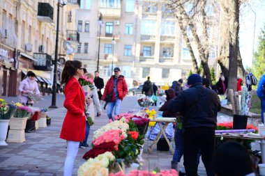 KYIV, UKRAINE - 5 Nisan 2019: Altın Kapı 'nın önündeki Volodymyrska Caddesi' ndeki çiçek satıcıları