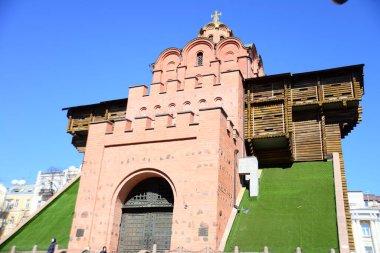 KYIV, UKRAINE - 5 Nisan 2019: Baharda gün doğumunda Kyiv 'in Golden Gate manzarası. Kievan Rus 'un başkenti Kyiv' in ana kapısıydı. Ünlü turistik mekan ve tatil beldesi
