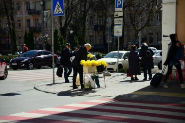 KYIV, UKRAINE - 5 Nisan 2019: Altın Kapı 'nın önündeki Volodymyrska Caddesi' ndeki çiçek satıcıları