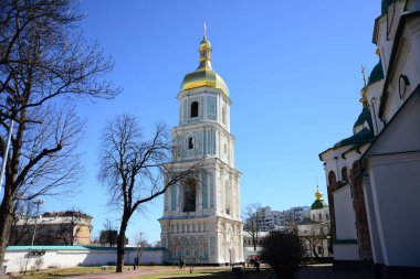 KYIV, UKRAINE - 5 Nisan 2019 Ukrayna 'nın Kiev Meydanı' ndaki St. Sophia Katedrali 'nin Yeşil ve Altın Kubbeleri