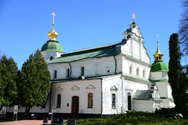 KYIV, UKRAINE - 5 Nisan 2019 Ukrayna 'nın Kiev Meydanı' ndaki St. Sophia Katedrali 'nin Yeşil ve Altın Kubbeleri