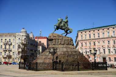 KYIV, UKRAINE - 5 Nisan 2019: Ukrayna 'nın Kyiv, Ukrayna' daki Sofya meydanındaki Hetman of Ukrayna Zaporozhian Kazakları 'nın Anıtı Bohdan Khmelnytsky. Arka planda St. Michael 's Altın Kubbe Manastırı