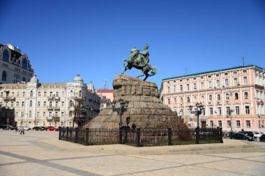 KYIV, UKRAINE - 5 Nisan 2019: Ukrayna 'nın Kyiv, Ukrayna' daki Sofya meydanındaki Hetman of Ukrayna Zaporozhian Kazakları 'nın Anıtı Bohdan Khmelnytsky. Arka planda St. Michael 's Altın Kubbe Manastırı
