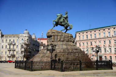 KYIV, UKRAINE - 5 Nisan 2019: Ukrayna 'nın Kyiv, Ukrayna' daki Sofya meydanındaki Hetman of Ukrayna Zaporozhian Kazakları 'nın Anıtı Bohdan Khmelnytsky. Arka planda St. Michael 's Altın Kubbe Manastırı