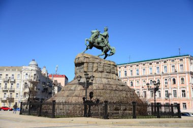 KYIV, UKRAINE - 5 Nisan 2019: Ukrayna 'nın Kyiv, Ukrayna' daki Sofya meydanındaki Hetman of Ukrayna Zaporozhian Kazakları 'nın Anıtı Bohdan Khmelnytsky. Arka planda St. Michael 's Altın Kubbe Manastırı