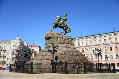 KYIV, UKRAINE - 5 Nisan 2019: Ukrayna 'nın Kyiv, Ukrayna' daki Sofya meydanındaki Hetman of Ukrayna Zaporozhian Kazakları 'nın Anıtı Bohdan Khmelnytsky. Arka planda St. Michael 's Altın Kubbe Manastırı