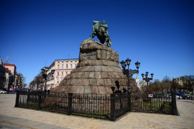 KYIV, UKRAINE - 5 Nisan 2019: Ukrayna 'nın Kyiv, Ukrayna' daki Sofya meydanındaki Hetman of Ukrayna Zaporozhian Kazakları 'nın Anıtı Bohdan Khmelnytsky. Arka planda St. Michael 's Altın Kubbe Manastırı