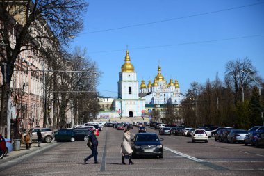 Ukrayna Ortodoks Kilisesi Kiev 'de katedral ve çan kulesiyle Aziz Michaels Altın Kubbe Manastırı manzarası 