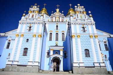 Ukrayna Ortodoks Kilisesi Kiev 'de katedral ve çan kulesiyle Aziz Michaels Altın Kubbe Manastırı manzarası 