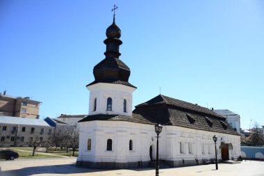KYIV, UKRAINE - 5 Nisan 2019: Ukrayna 'nın başkenti Kyiv' deki St. Michael 's Altın Kubbe Katedrali' nin yanındaki Aziz John 'un Sığınağı
