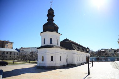 KYIV, UKRAINE - 5 Nisan 2019: Ukrayna 'nın başkenti Kyiv' deki St. Michael 's Altın Kubbe Katedrali' nin yanındaki Aziz John 'un Sığınağı