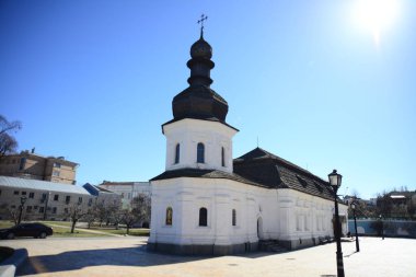 KYIV, UKRAINE - 5 Nisan 2019: Ukrayna 'nın başkenti Kyiv' deki St. Michael 's Altın Kubbe Katedrali' nin yanındaki Aziz John 'un Sığınağı
