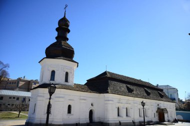 KYIV, UKRAINE - 5 Nisan 2019: Ukrayna 'nın başkenti Kyiv' deki St. Michael 's Altın Kubbe Katedrali' nin yanındaki Aziz John 'un Sığınağı