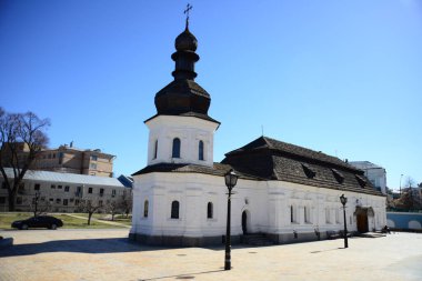 KYIV, UKRAINE - 5 Nisan 2019: Ukrayna 'nın başkenti Kyiv' deki St. Michael 's Altın Kubbe Katedrali' nin yanındaki Aziz John 'un Sığınağı