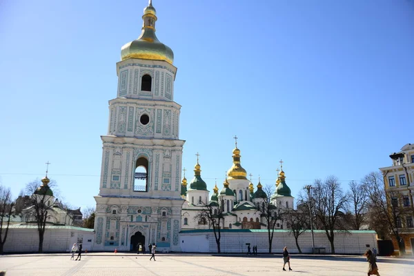 Kyiv Ukraine エイプリル社2019年5月 ウクライナ ソフィフスカ広場にある聖ソフィア大聖堂の緑と黄金のドーム — ストック写真