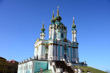 KYIV, UKRAINE - 5 Nisan 2019: Antik Saint Andrew Kilisesi büyük bir Barok kilisesidir. 1747 ve 1754 yılları arasında İtalyan mimar Bartolomeo Rastrelli tarafından tasarlanmıştır.. 