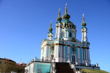 KYIV, UKRAINE - 5 Nisan 2019: Antik Saint Andrew Kilisesi büyük bir Barok kilisesidir. 1747 ve 1754 yılları arasında İtalyan mimar Bartolomeo Rastrelli tarafından tasarlanmıştır.. 