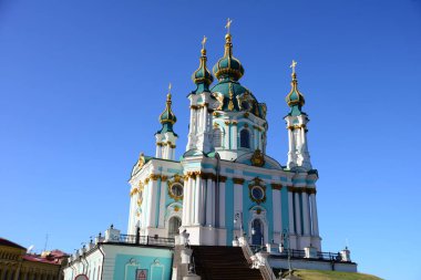 KYIV, UKRAINE - 5 Nisan 2019: Antik Saint Andrew Kilisesi büyük bir Barok kilisesidir. 1747 ve 1754 yılları arasında İtalyan mimar Bartolomeo Rastrelli tarafından tasarlanmıştır.. 