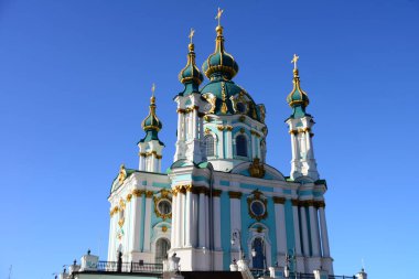 KYIV, UKRAINE - 5 Nisan 2019: Antik Saint Andrew Kilisesi büyük bir Barok kilisesidir. 1747 ve 1754 yılları arasında İtalyan mimar Bartolomeo Rastrelli tarafından tasarlanmıştır.. 
