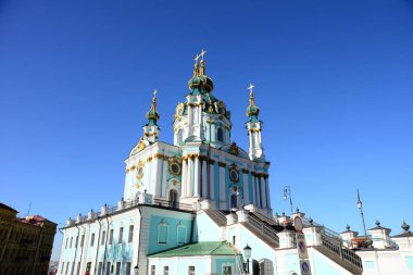 KYIV, UKRAINE - 5 Nisan 2019: Antik Saint Andrew Kilisesi büyük bir Barok kilisesidir. 1747 ve 1754 yılları arasında İtalyan mimar Bartolomeo Rastrelli tarafından tasarlanmıştır.. 