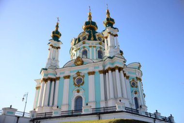 KYIV, UKRAINE - 5 Nisan 2019: Antik Saint Andrew Kilisesi büyük bir Barok kilisesidir. 1747 ve 1754 yılları arasında İtalyan mimar Bartolomeo Rastrelli tarafından tasarlanmıştır.. 